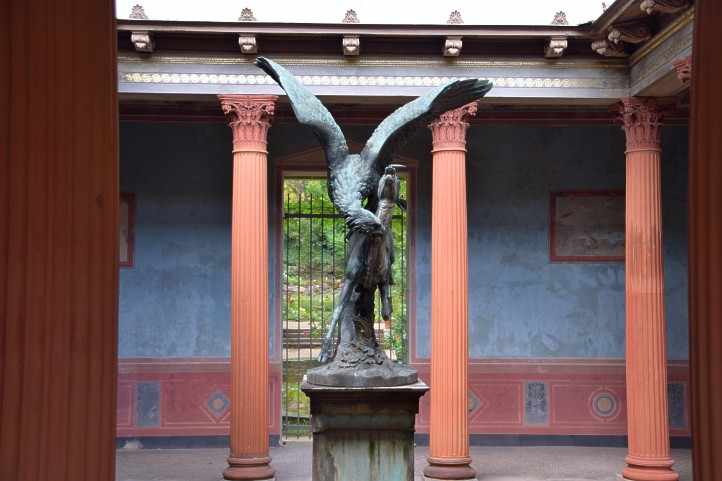 Spulptur- Adler, ein Reh schlagend - im Atrium (Paradiesgarten).