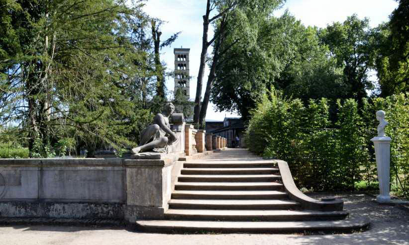Der Weg nach links führt zum Kaiser-Friedrich-Mausoleum und zur Friedenskirche.
