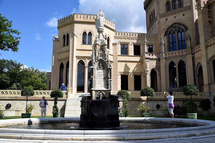 Porzellan Terrasse mit dem "Stdte-Brunnen" von 1863 und Lwenkopfbrunnen.