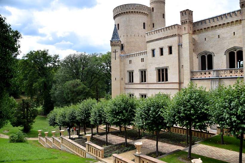 Die rckwrtige Ansicht zum Schloss mit der "Voltaireterrasse".