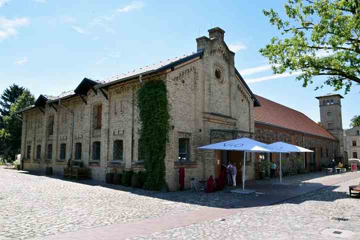 Gebäude historischer Ochsenstall im Gutshof Britz.