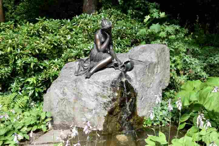 Brunnen - Milchmädchen mit zerbrochenem Krug im Britzer Schlosspark