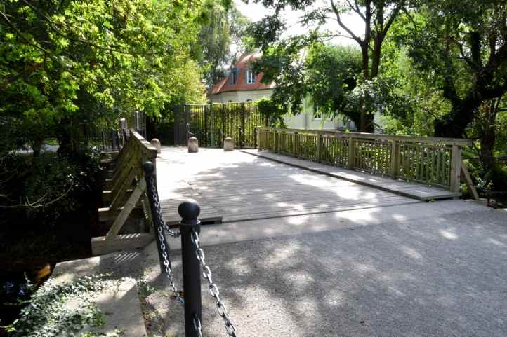 Schwanenbrücke - Richtung Ausgang Neuer Garten in Potsdam.