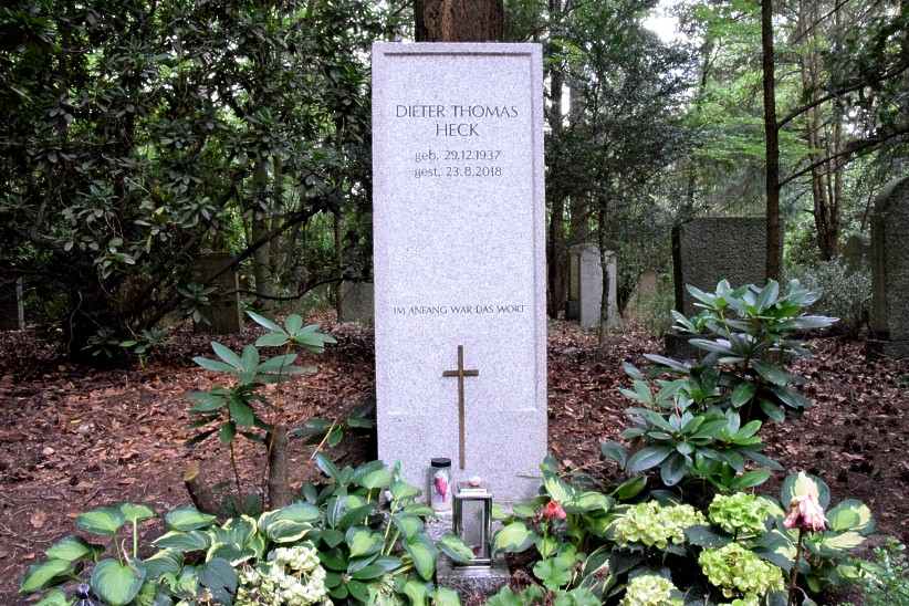 Auch Dieter Thomas Heck  lie sich hier im Wald des Stansdorfer Friedhofs bestatten.