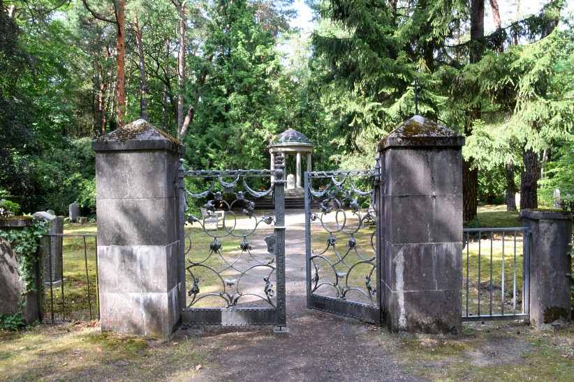 Abgetrennt vom brigen Friedhofsgelnde durch ein schmiedeeisernes Tor, der Schwedenblock.