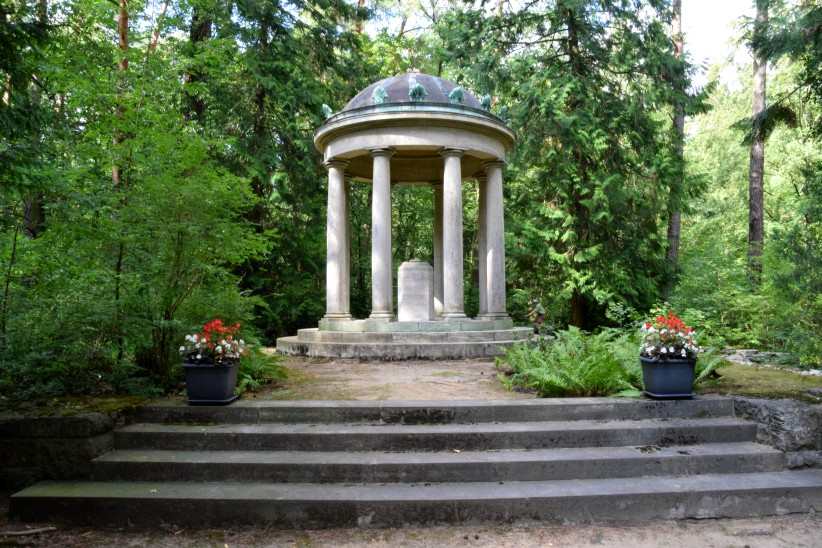 Das Grabmal fr den schwedischen Gesandten Hans Henrik Freiherr von Essen.