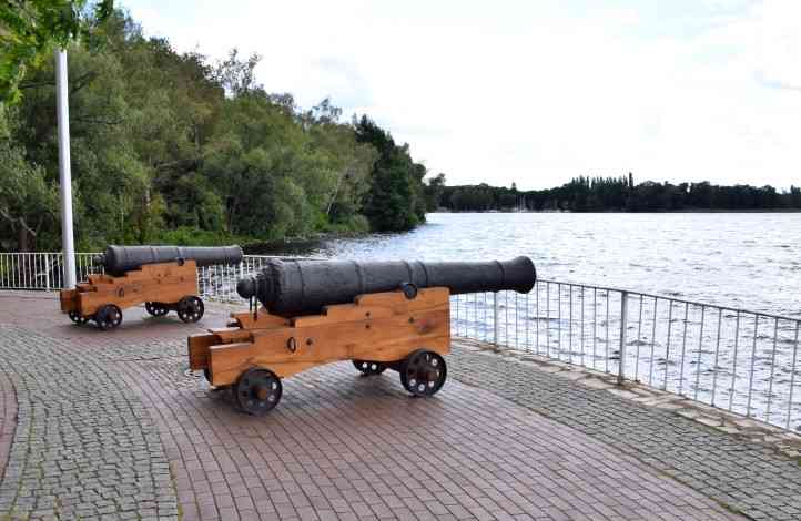 Englische Mündungslader-Kanonen als Geschenk der Partnerstadt Greenwich.
