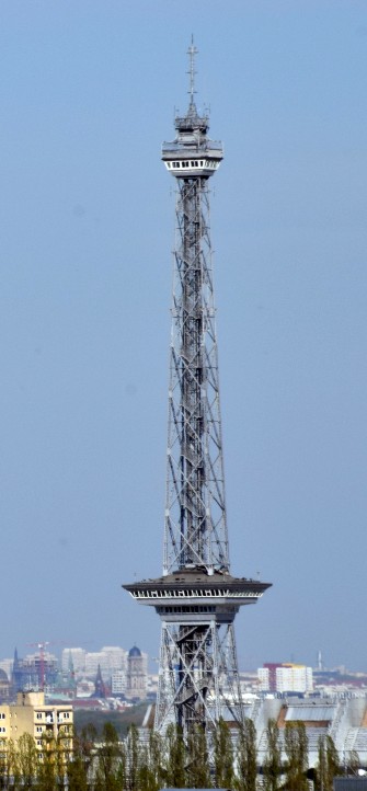 Berliner Funkturm an der Avus.
