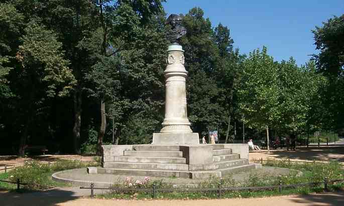 Säule mit der Büste Friedrich II. im Volkspark Friedrichshain