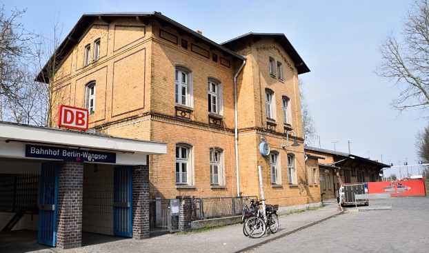 Rückwertiger Bahnhofseingang Berlin-Wannsee - Frachtgutgebäude