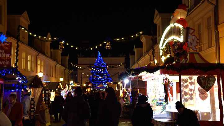 Gemütlicher Weihnachtsmarkt hinter dem Brandenburger Tor Potsdam