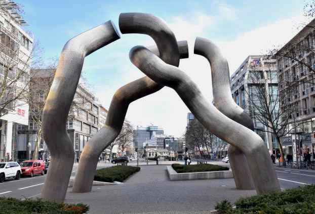 torartige Skulptur auf dem Tauentzien - Blick Wittenbergplatz