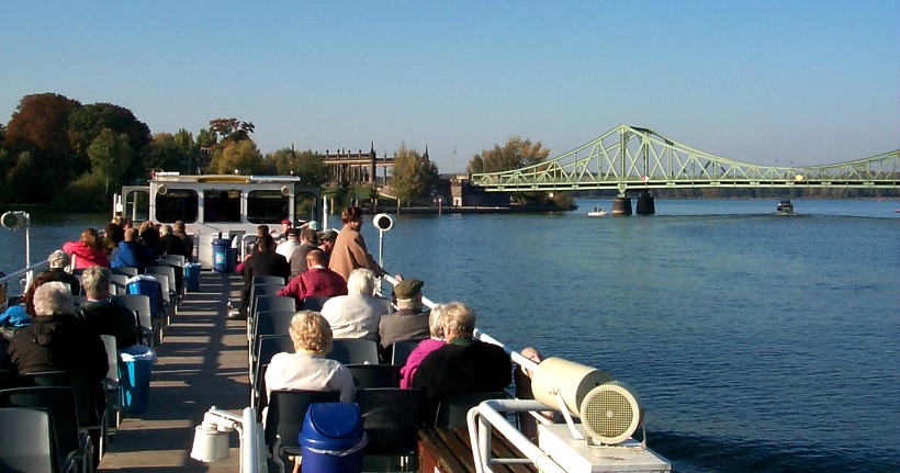 Mit einem Motorschiff an der Glienicker Brcke.