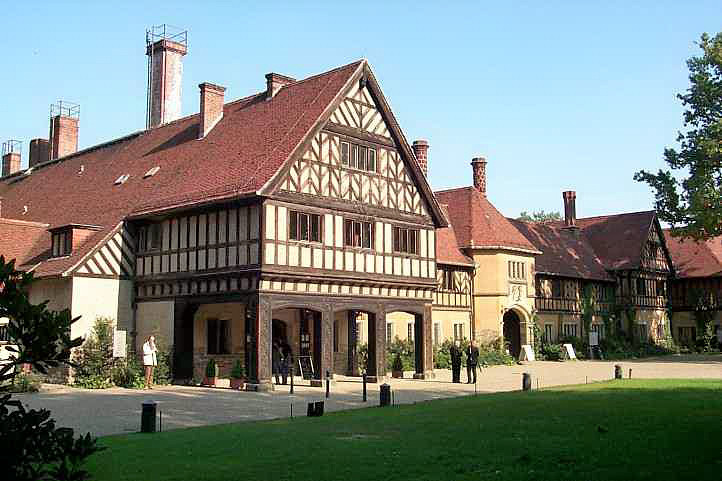 Frontseite Cecilienhof im Neuen Garten - Potsdam.
