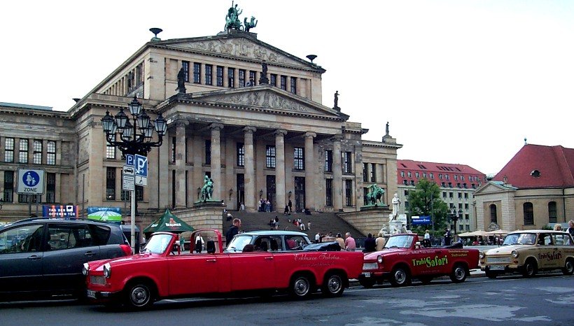 Stretchtrabanten am Gendarmenmarkt in Berlin.