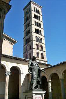Christus-Statue am Glockenturm - Friedenskirche