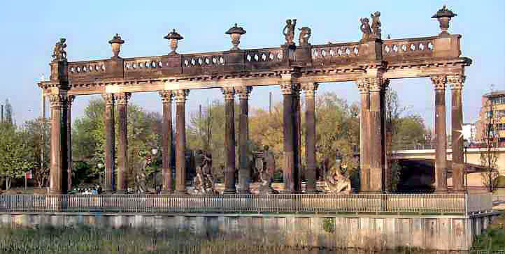 Historische Saeulen am Neptun Bassin im Lustgarten