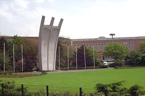 Hungerharke - Denkmal auf dem Platz der Luftbrücke