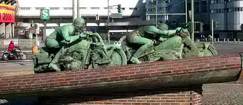 Motorradfahrer - Denkmal an der AVUS Einfahrt