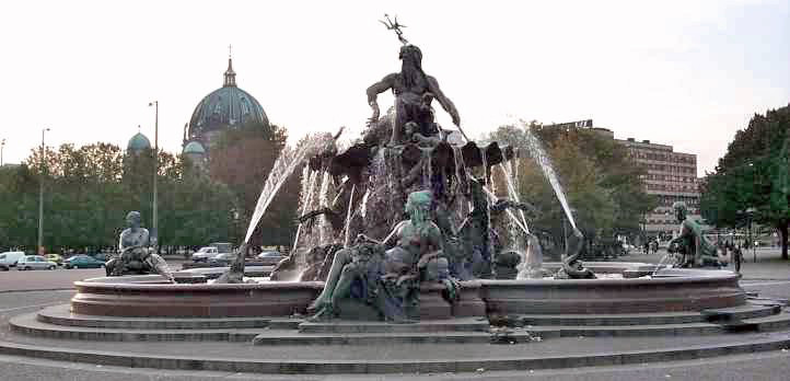 Berlins schönster Brunnen der "Neptunbrunnen" (Schlossbrunnen).