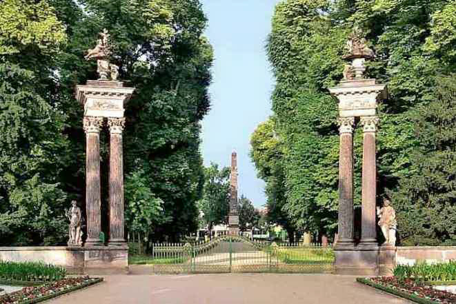 Obeliskeingang zum Park von Sanssouci.