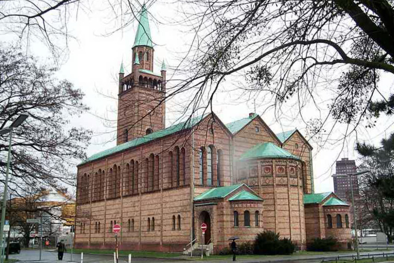 Die dreischiffige Hallenkirche St. Matthäus-Kirche im Tiergarten.