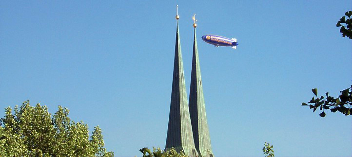 Tuerme der Kirche mit Luftschiff