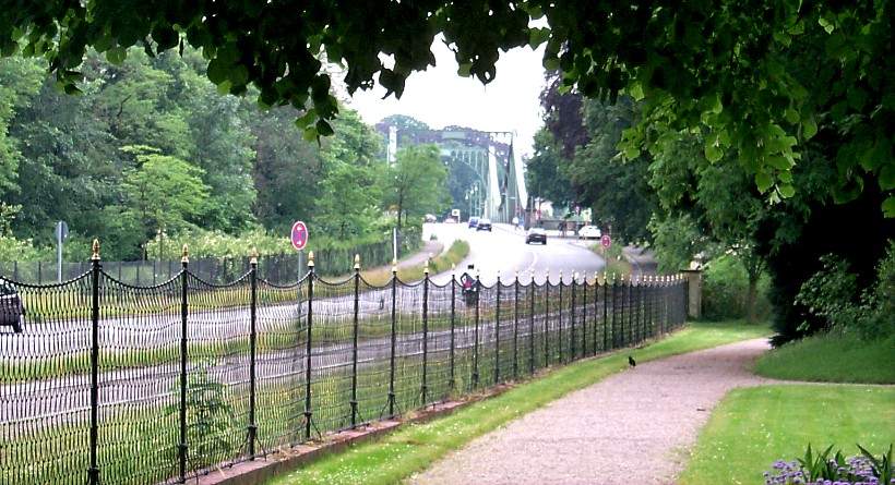 Verkehr auf der Knigsstrae am Schlosspark Glienicke.